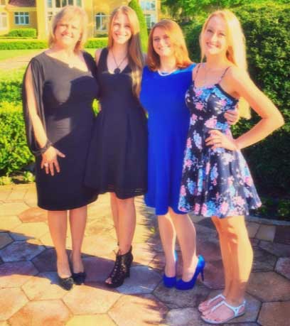 NoisyButters with her mother and sister